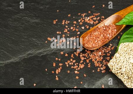 Hawaiian rote Salz auf einem Holzbrett. Verkauf von Gewürzen. Werbung für den Verkauf von Gewürzen Stockfoto