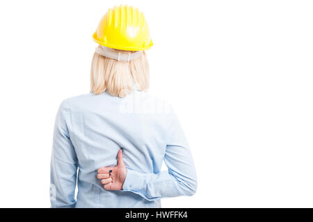Ingenieurin wieder zeigen, wie Geste mit gelben Helm isoliert auf weißem Hintergrund mit textfreiraum text Stockfoto
