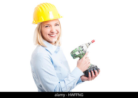 Frau Ingenieur tragen Helm lächelnd glücklich halten Bohrer isoliert auf weißem Hintergrund mit textfreiraum text Stockfoto