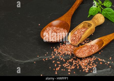 Hawaiian rote Salz auf einem Holzbrett. Verkauf von Gewürzen. Werbung für den Verkauf von Gewürzen Stockfoto