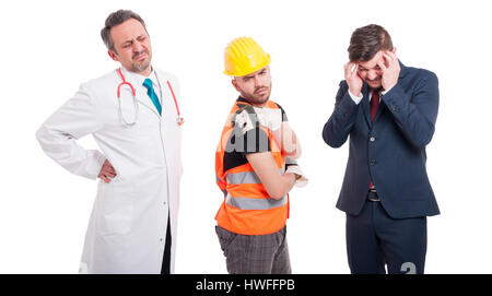 Stressigen Männer mit gesundheitlichen Problemen mit Arzt, Rückenschmerzen, Baumeister Schulterverletzung und Geschäftsmann Kopfschmerzen Stockfoto
