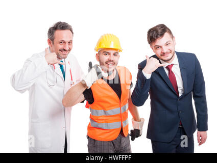 Menschen mit verschiedenen Jobs lächelnd und tun Anruf Geste mit den Händen isoliert auf weißem Hintergrund Stockfoto