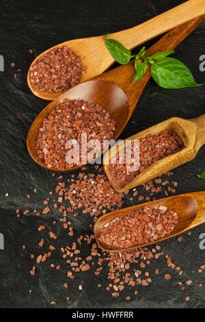 Hawaiian rote Salz auf einem Holzbrett. Verkauf von Gewürzen. Werbung für den Verkauf von Gewürzen Stockfoto