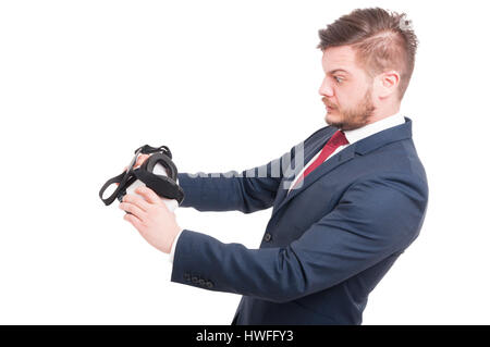 Gut aussehend Kaufmann auf der Suche Angst nach der Verwendung von virtuellen 3D-Brille isoliert auf weiss Stockfoto