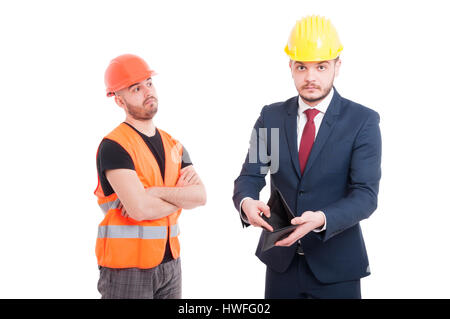 Geschäftsmann hält leere Brieftasche nach Zahlung von Ingenieur-Arbeit als Armut Konzept isoliert auf weißem Hintergrund Stockfoto