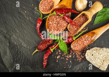 Getrocknete Chilischoten und Rotes Hawaii-Salz. Verkauf von Gewürzen. Werbung für den Verkauf von Gewürzen Stockfoto