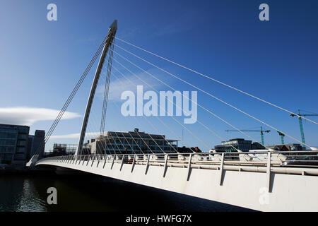 die Samuel Beckett Brücke über den Fluss Liffey im Norden Wand Docklands Dublin Irland Stockfoto