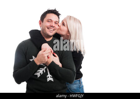 Fröhliche Liebhaber Spaß und umfassend auf weißen Studio-Hintergrund mit Werbe-Bereich Stockfoto