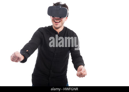 Freundliche Mann mit Visual reality Headset und gestikulierte wild mit den Händen auf weißem Hintergrund mit Copyspace Stockfoto