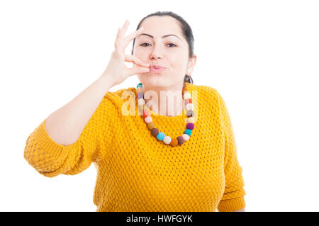 Frau geben eine perfekte Geste mit der Hand durch küssen ihre Finger als leckeres Essenskonzept isoliert auf weiss Stockfoto