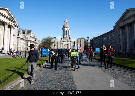 Studenten und Besucher in Bundesplatz vor den Campanile des Trinity College Dublin im Parlament square Republik Irland Stockfoto