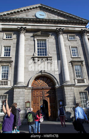 Eingangstor im Regent Haus Torbogen Trinity College Dublin Irland Stockfoto