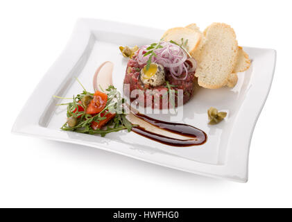 Platte mit Rindertatar mit Salat und Toast. Stockfoto