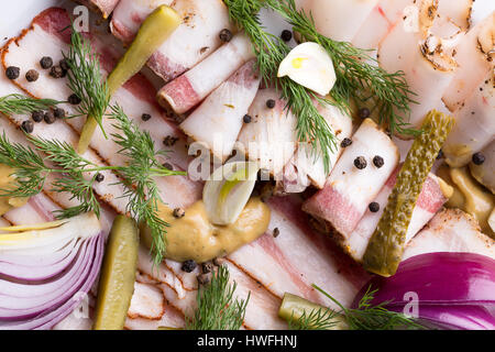 in Scheiben geschnittenen Speck und Gurken auf Platte. Stockfoto
