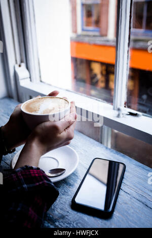 Nahaufnahme der Womans Hand hält Kaffee in CafÃƒÂ © Stockfoto