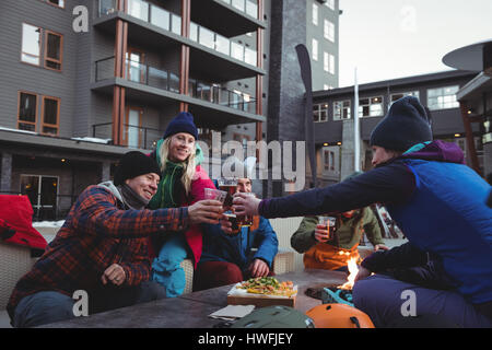 Glücklich Skifahrer Freunden Toasten Glas Bier im Skigebiet Stockfoto