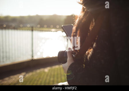 Nahaufnahme von Frau mit Handy Digitalkamera mit gedrückter Stockfoto