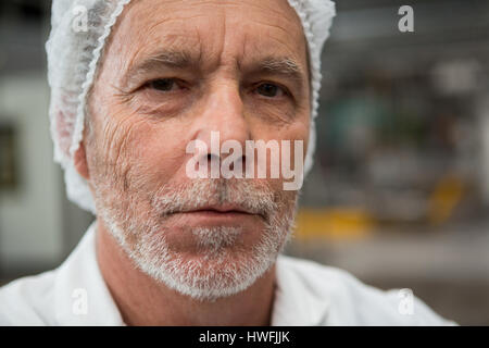 Porträt von männlichen Arbeiter in Fabrik hautnah Stockfoto