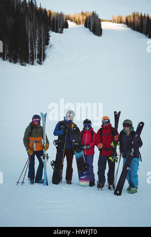 Gruppe von Skifahrern mit Himmel stehend auf verschneite Landschaft im Skigebiet Stockfoto