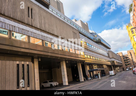 Sampson Haus, 64 Hopton Street, London, UK. Brutalismus, Brutalismus, Fitzroy Robinson & Partner für Lloyds Bank entworfen hat. Stockfoto