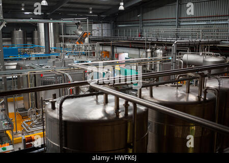 Erhöhte Ansicht von Rohrleitungen und Behälter in der verarbeitenden Industrie Stockfoto