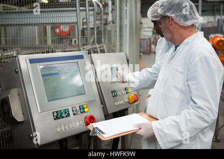 Männliche Arbeitnehmer Inspektion Produkte in kaltes Getränk Fabrik Stockfoto