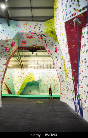Menschen Sie üben Klettern an künstlichen Kletterwand im Fitness-Studio Stockfoto