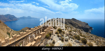 Castillitos Bateria auf Tinoso Kap und Blick aufs Meer (Cartagena, Spanien). Zwischen 1933 und 1936 eingebaut. Stockfoto