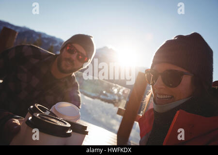 Lächelnd Skifahrer paar Kaffeetrinken im Skigebiet im winter Stockfoto
