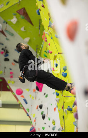 Menschen Sie üben Klettern an künstlichen Kletterwand im Fitness-Studio Stockfoto