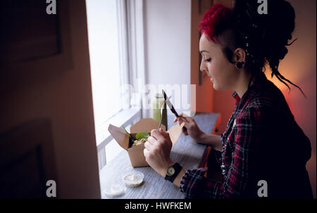 Schöne Frau mit einem Salat in CafÃƒÂ © Stockfoto