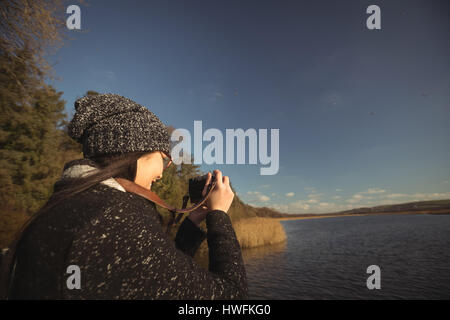 Frau fotografieren auf digital-Kamera an einem sonnigen Tag im park Stockfoto