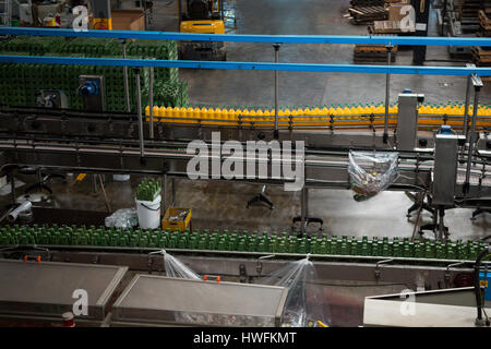 Erhöhte Ansicht von Flaschen in Produktionslinien in Saft Fabrik Stockfoto