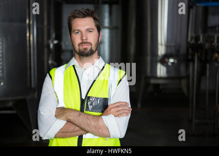 Porträt der männlichen Arbeitnehmer mit Armen gekreuzt stehenden in Fabrik Stockfoto