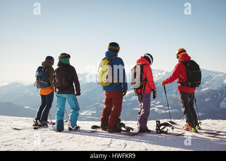 Gruppe von Skifahrern stehen oben auf dem Berg im winter Stockfoto