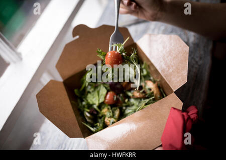 Schöne Frau mit einem Salat in CafÃƒÂ © Stockfoto
