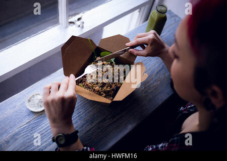 Schöne Frau mit einem Salat in CafÃƒÂ © Stockfoto