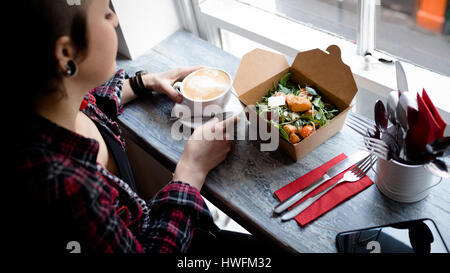 Schöne Frau mit Kaffee und Salat in CafÃƒÂ © Stockfoto