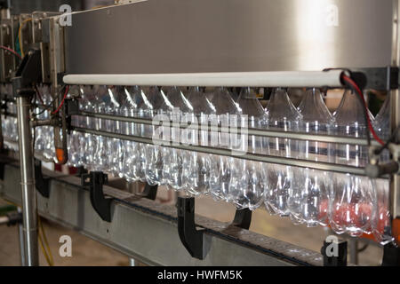 Reihe von leeren Flaschen auf Produktionslinie in Saft Fabrik Stockfoto