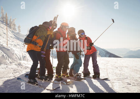 Gruppe von Skifahrern nehmen Selfie auf Handy im winter Stockfoto
