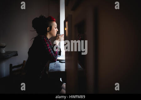 Schöne Frau mit Kaffee in CafÃƒÂ © Stockfoto
