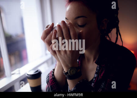 Schöne Frau mit einer Tasse Kaffee in CafÃƒÂ © Stockfoto