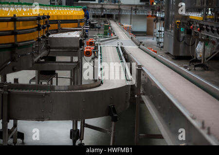 Erhöhte Ansicht von Produktionslinien in Saft Fabrik Stockfoto