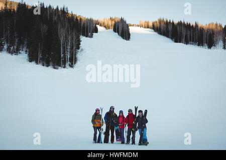 Gruppe von Skifahrern mit Himmel stehend auf verschneite Landschaft im Skigebiet Stockfoto