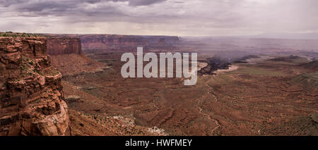 Island In The Sky, Canyonlands National Park, Utah. Sturm auf den Canyon von Grandview Point. Stockfoto