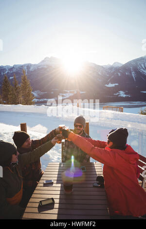 Skifahrer-Freunden Toasten Glas Bier im Skigebiet im winter Stockfoto