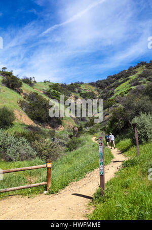 Wanderer auf Luci es weg vom Regal Straße Weg in Ojai, Kalifornien Stockfoto