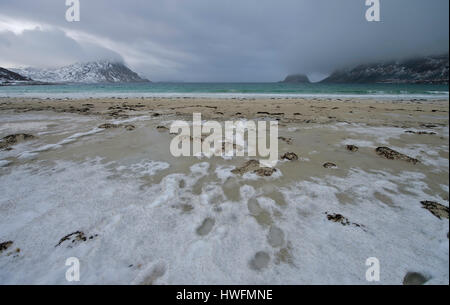 Der Strand von Utakleiv, Lofoten (Nordland, Norwegen) im Februar 2013. Stockfoto