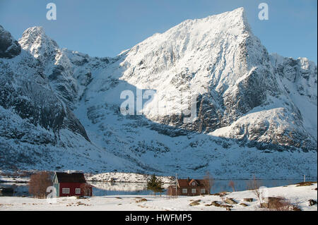 Flakstadtinden bei Flakstadpollen, Lofoten, Norwegen Februaru 2013. Stockfoto