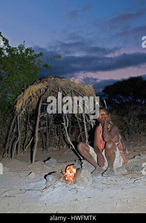 Hadzabe Frau vor ihrer einfachen Hütte. Stockfoto